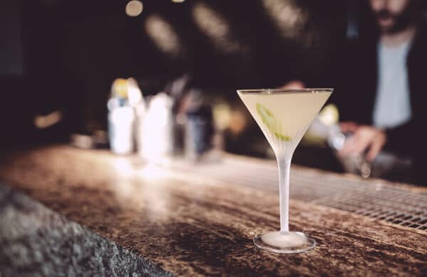 Martini mit Ingwersirup auf einer Bar