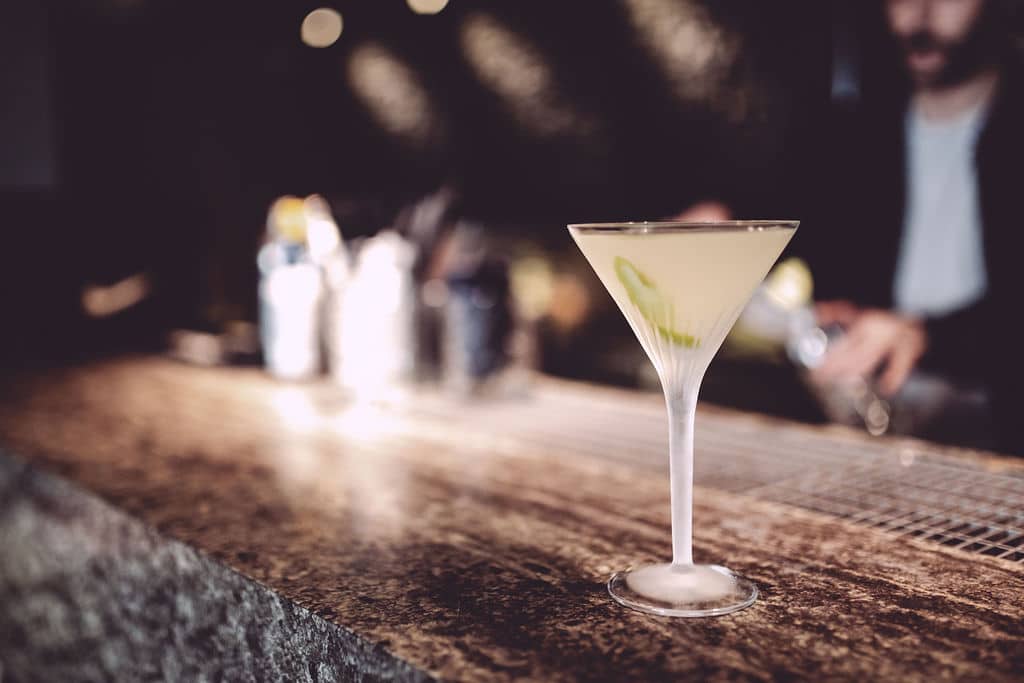 Martini mit Ingwersirup auf einer Bar